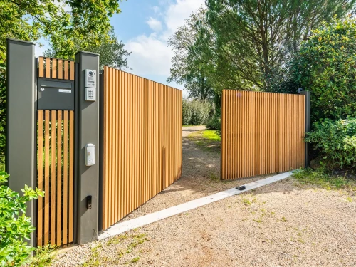 Portail en aluminium battant Ganit option chêne irlandais