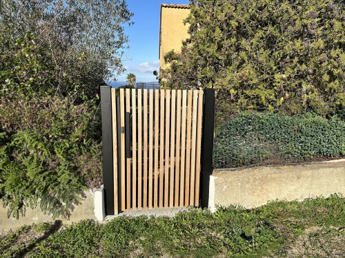  Portillon bois Red Cedar avec cadre aluminium Anian par Kostum