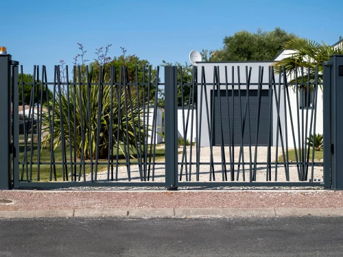 Portail aluminium battant Dune par Kostum