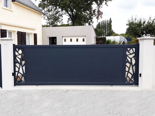 Portail aluminium coulissant Olwen décor Brocéliande par kostum