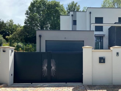 Portail aluminium coulissant Soaz décor SORAN par kostum