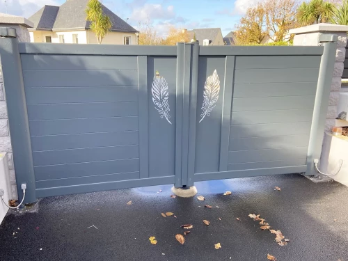 Portail aluminium battant Cado décor Aelig par kostum