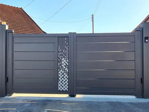 Portail aluminium battant avec décor l'envol Péran par Kostum