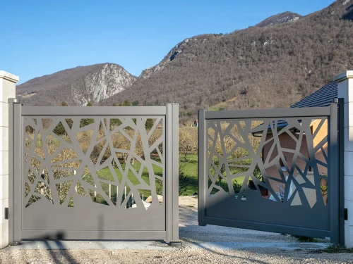 Portail aluminium battant Awenig décor BROCÉLIANDE par kostum