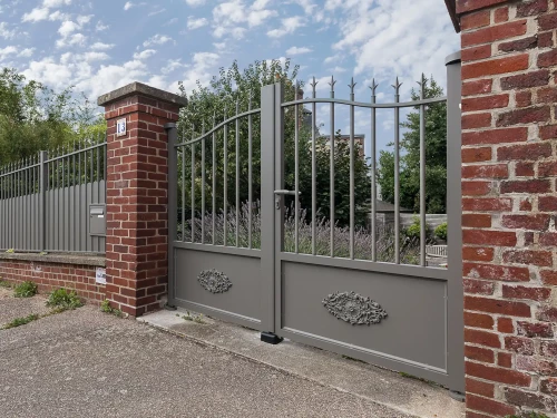 Portail aluminium battant Josselin - Kostum